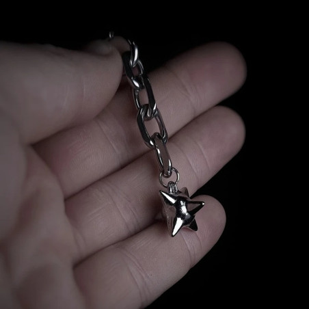 Vue détaillée Boucle d’Oreille Punk Rock – Chaîne Étoile de Fer