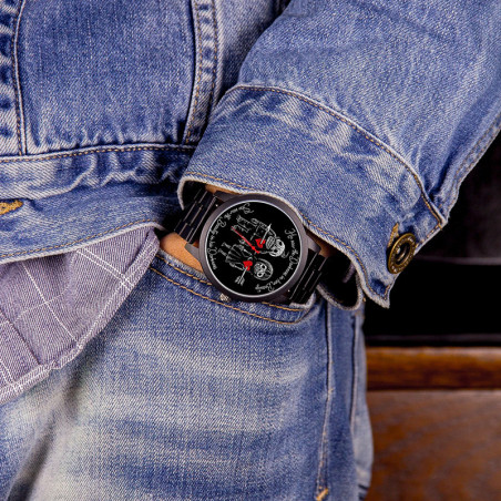 Vue Portée Montre Tête de Mort ""Love in Darkness""