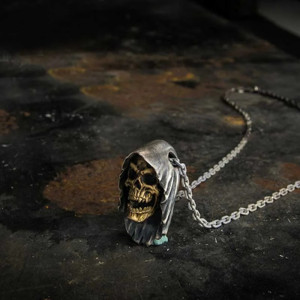 Vue côté du Collier crâne vampire  deux couleurs