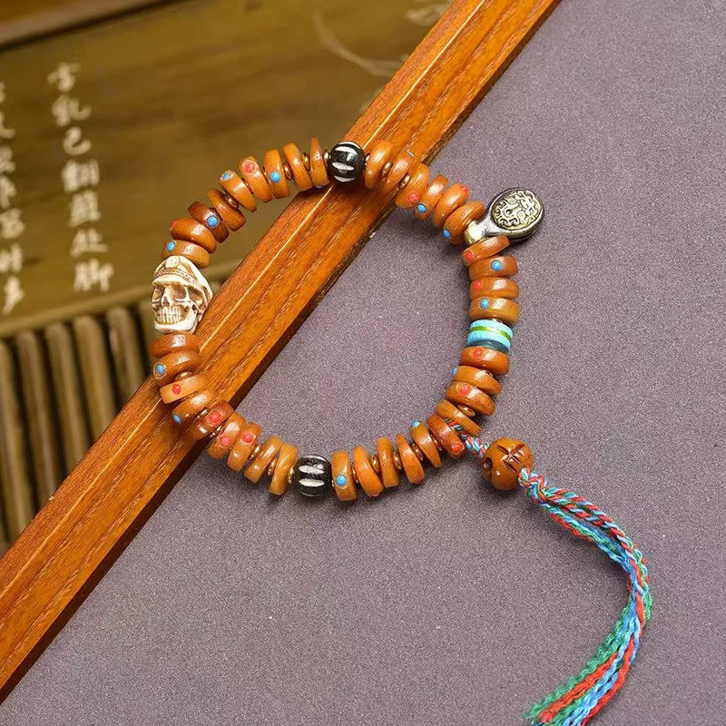 Bracelet Tête de Mort Tribal Sculptée en Bois Naturel avec Symboles Tibétains