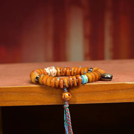 Vue complète du Bracelet Tête de Mort Tribal Sculptée en Bois Naturel avec Symboles Tibétains