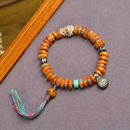 Vue d'ensmble du Bracelet Tête de Mort Tribal Sculptée en Bois Naturel avec Symboles Tibétains