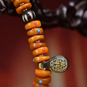Détatils du Bracelet Tête de Mort Tribal Sculptée en Bois Naturel avec Symboles Tibétains