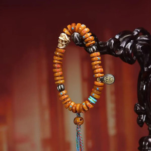 Magnifique Bracelet Tête de Mort Tribal Sculptée en Bois Naturel avec Symboles Tibétains