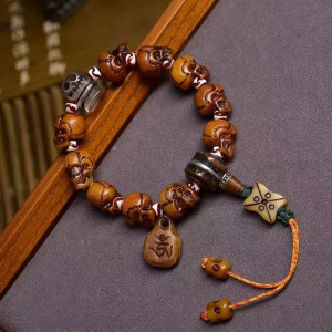Bracelet Tête de Mort Tibétain Sculpté avec Perles Totémiques et Symboles Spirituels - modèle 2