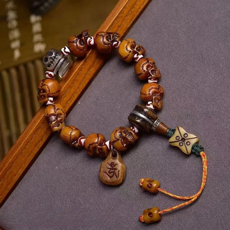 Bracelet Tête de Mort Tibétain Sculpté avec Perles Totémiques et Symboles Spirituels - modèle 2