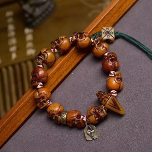 Bracelet Tête de Mort Tibétain Sculpté avec Perles Totémiques et Symboles Spirituels - modèle 1