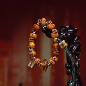 Vue complète du Bracelet Tête de Mort Tibétain Sculpté avec Perles Totémiques et Symboles Spirituels