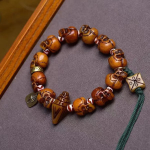Magnifique Bracelet Tête de Mort Tibétain Sculpté avec Perles Totémiques et Symboles Spirituels - modèle 1