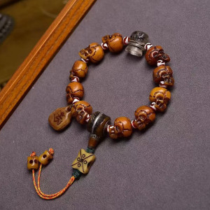 Magnifique Bracelet Tête de Mort Tibétain Sculpté avec Perles Totémiques et Symboles Spirituels - modèle 2
