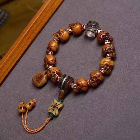 Magnifique Bracelet Tête de Mort Tibétain Sculpté avec Perles Totémiques et Symboles Spirituels - modèle 2