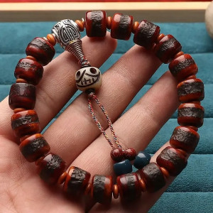 Bracelet Tête de Mort Tribal Gravé - Bois Sombre & Perles Mystiques