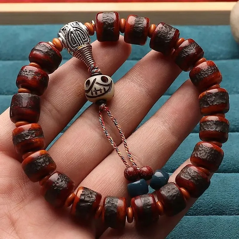 Bracelet Tête de Mort Tribal Gravé - Bois Sombre & Perles Mystiques