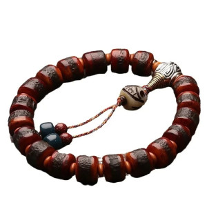 Détails du Bracelet Tête de Mort Tribal Gravé - Bois Sombre & Perles Mystiques