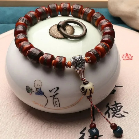 Vue dessus du Bracelet Tête de Mort Tribal Gravé - Bois Sombre & Perles Mystiques