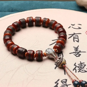 Vue complète du Bracelet Tête de Mort Tribal Gravé - Bois Sombre & Perles Mystiques
