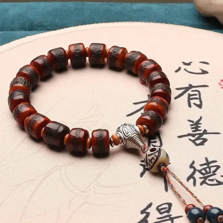 Vue complète du Bracelet Tête de Mort Tribal Gravé - Bois Sombre & Perles Mystiques