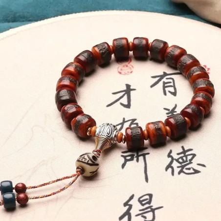 Détailsl du Bracelet Tête de Mort Tribal Gravé - Bois Sombre & Perles Mystique