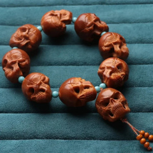 Vue complète du Bracelet Tête de Mort Sculptée - Crânes Dominants  Artisanat Indonésien Fait Main