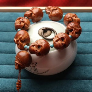 Vue du Vue complète du Bracelet Tête de Mort Sculptée - Crânes Dominants  Artisanat Indonésien Fait Main