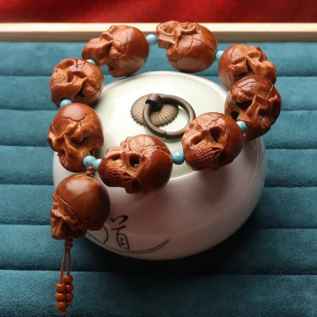 Vue du Vue complète du Bracelet Tête de Mort Sculptée - Crânes Dominants  Artisanat Indonésien Fait Main