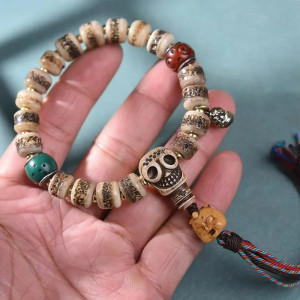 Bracelet Tête de Mort Tibétain - Os Ancien Sculpté & Talismans Tribaux