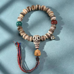 Vue complète du Bracelet Tête de Mort Tibétain - Os Ancien Sculpté & Talismans Tribaux
