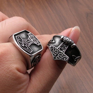 Vue Portée Bague Viking "Marteau de Thor Gravé"