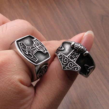 Vue Portée Bague Viking "Marteau de Thor Gravé"