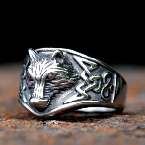 Vue latérale Bague Viking Tête de Loup "Marque du Clan"