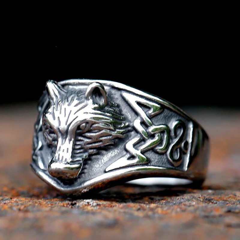 Vue latérale Bague Viking Tête de Loup "Marque du Clan"