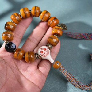 Vue complètte  du Bracelet Tête de Mort Tibétain - Crâne Rieur du Karma Mystique