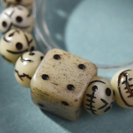 Vueu détaillée du Bracelet Tête de Mort Tibétain - Crânes du Hasard Macabre