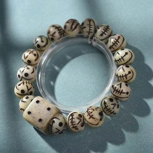 Vue complète du Bracelet Tête de Mort Tibétain - Crânes du Hasard Macabre