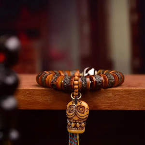 Détails Bracelet Tête de Mort Tibétain - Crâne Tribal de l’Ambre Sacré