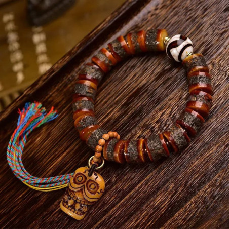 Vue cocmplète du Bracelet Tête de Mort Tibétain - Crâne Tribal de l’Ambre Sacré