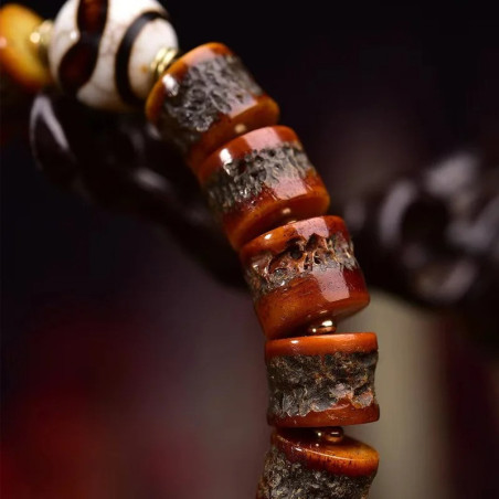 Détatils du Bracelet Tête de Mort Tibétain - Crâne Tribal de l’Ambre Sacré