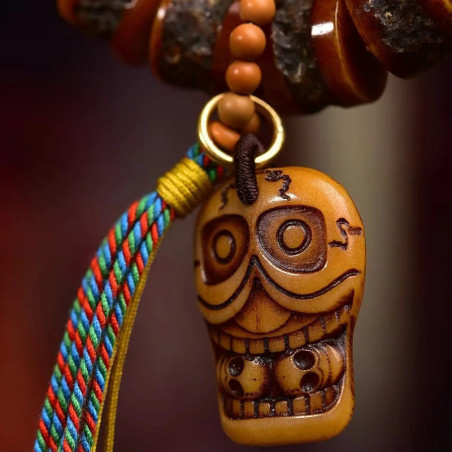 Détaiils du skull du Bracelet Tête de Mort Tibétain - Crâne Tribal de l’Ambre Sacré
