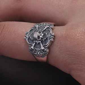 Vue Portée Bague Tête de Mort "Sceau des Damnés"