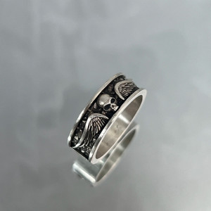 Vue de côté Bague Tête de Mort "Messager des Ombres"