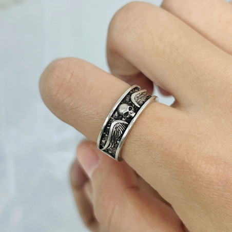 Vue Portée Bague Tête de Mort "Messager des Ombres"