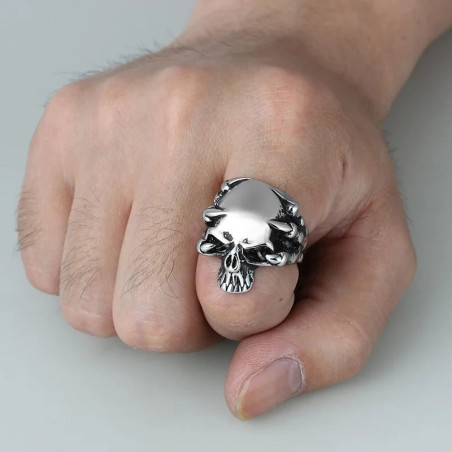 Vue Portée Bague Tête de Mort "Poigne de l’Enfer"