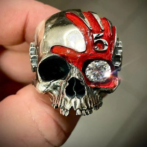 Bague Tête de Mort Bloodprint 5 – Crâne Rouge & Cristal | Look Extrême
