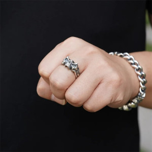 Vue Portée Bague Tête de Mort "Skullborn"