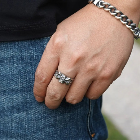 Vue Portée Bague Tête de Mort "Skullborn"