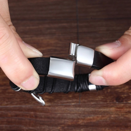 Vue détaillée Bracelet Cuir Tête de Mort "Crâne Élégant sur Fermoir Prestige" -  3 couleurs au choix !