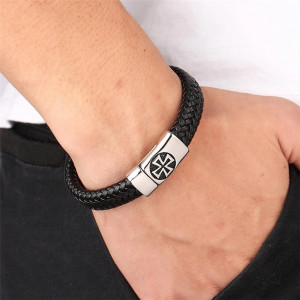 Vue Portée Bracelet Cuir Tressé "Croix de Fer du Clan Noir"