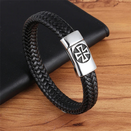 Vue de côté  Bracelet Cuir Tressé "Croix de Fer du Clan Noir"