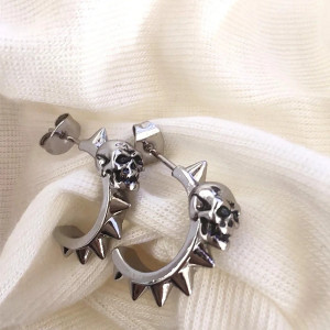 Boucles d’Oreilles Tête de Mort "Spikes & Skulls" Couleur Argent