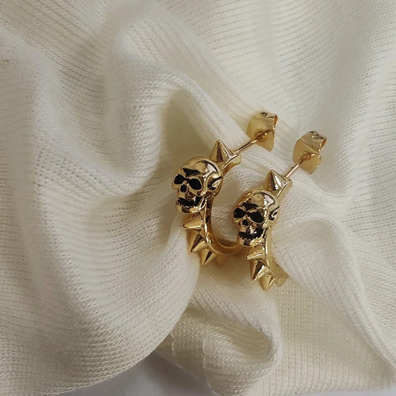 Boucles d’Oreilles Tête de Mort "Spikes & Skulls" Couleur Or